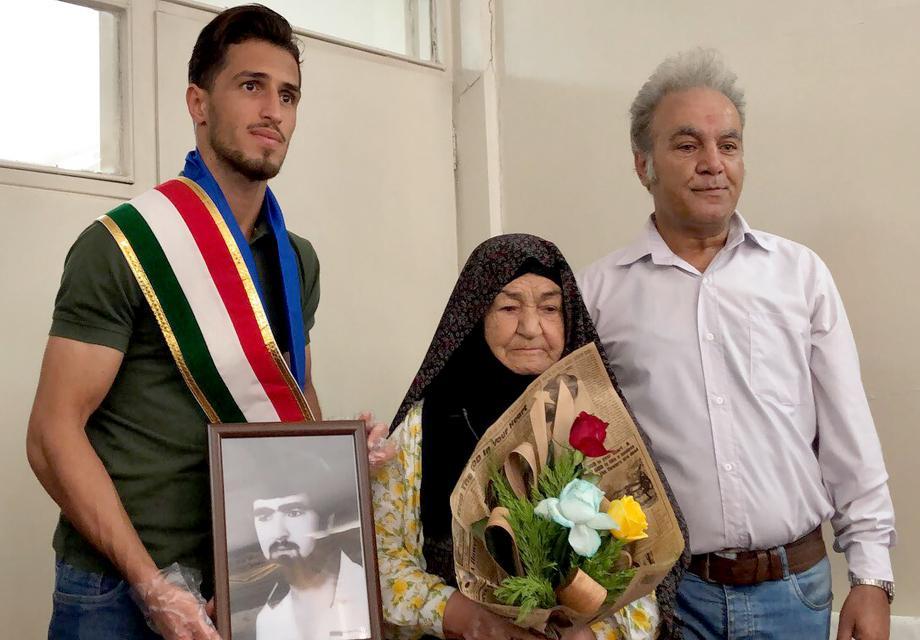 مادر شهید: اسم علیپور که در بازی ها می آید، یاد پسرم می افتم مادر شهید: اسم علیپور که در بازی ها می آید، یاد پسرم می افتم