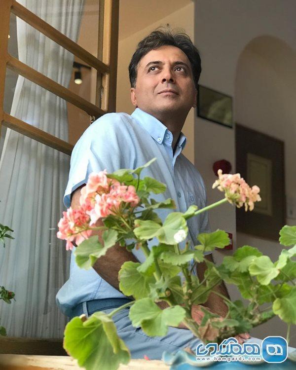 دنیای پر مهر و محبت مجید اخشابی عکس دنیای پر مهر و محبت مجید اخشابی